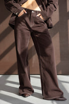 מכנסי נשים בגזרה רחבה בצבע חום כהה עם תפרים בולטים, אופנת קיץ לנשים