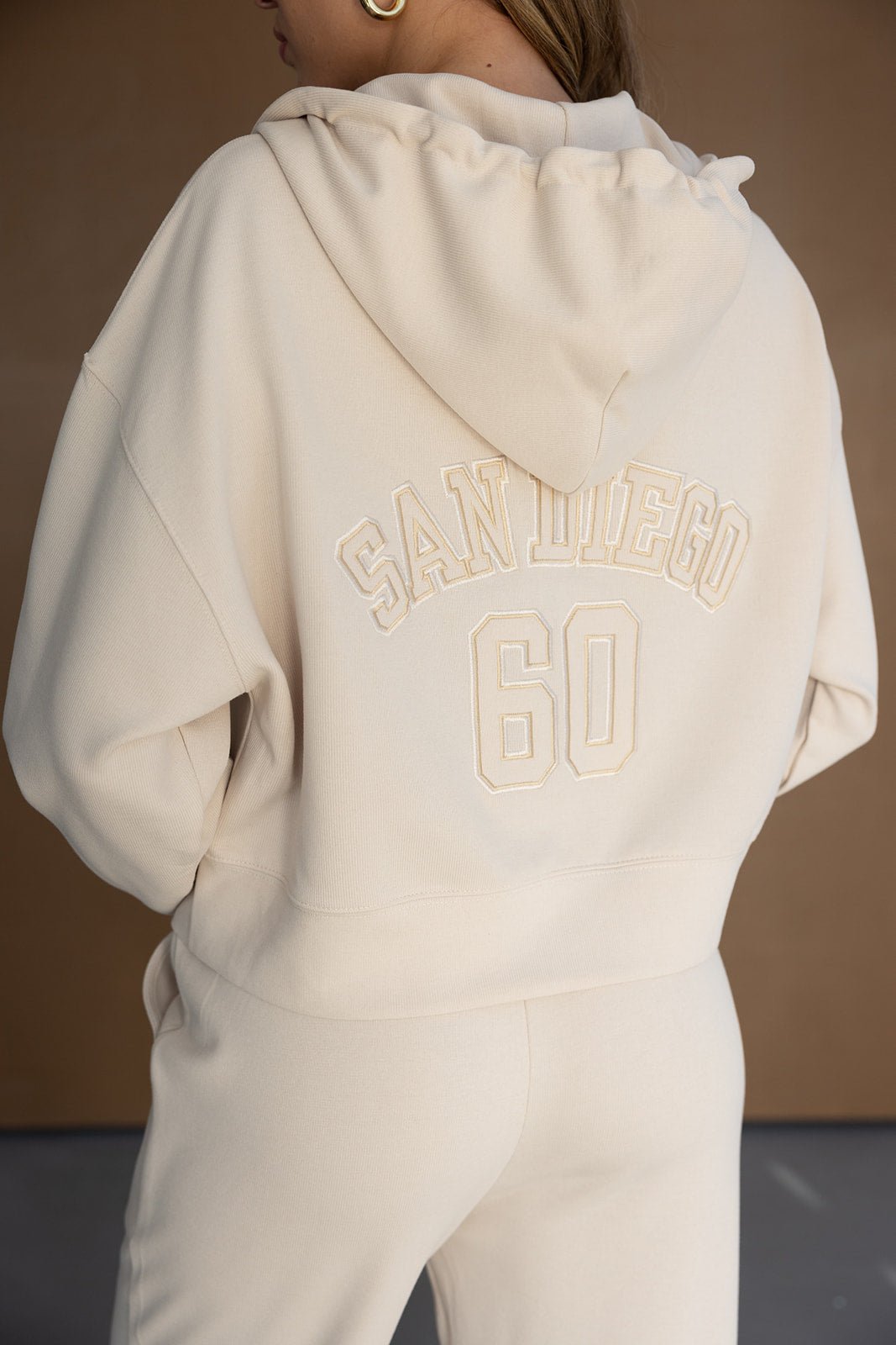 סט טרנינג נשים בצבע בז', קפוצ'ון עם כיתוב SAN DIEGO 60, אופנת קז'ואל לנערות