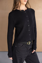 סוודר שחור נשים עם כפתורים, גזרה מחמיאה ומכנסיים כהים, אופנה לנשים צעירות