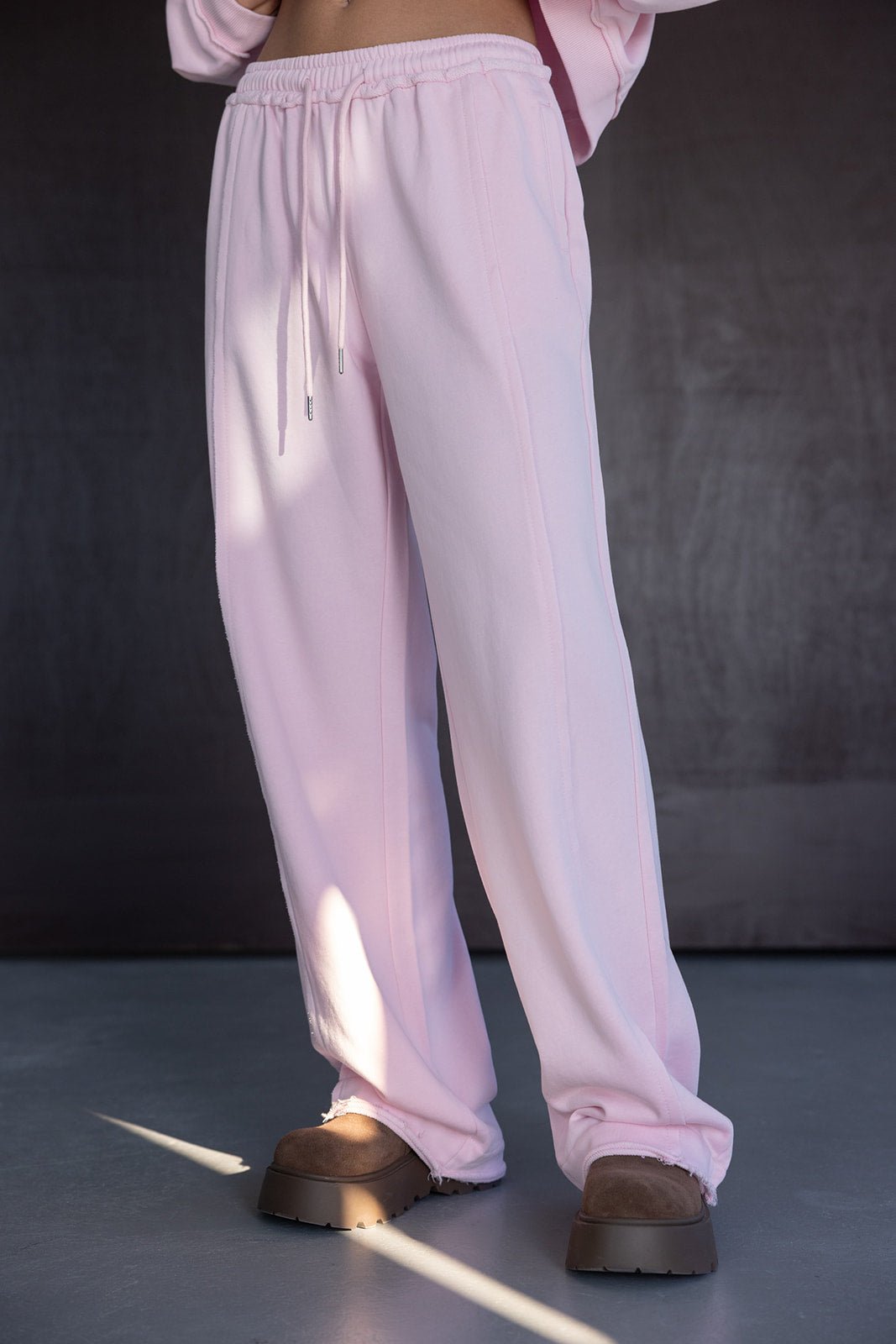 מכנסי טרנינג ורודים לנשים עם גומי במותן ושפשוף בקצה, אופנת רחוב צעירה