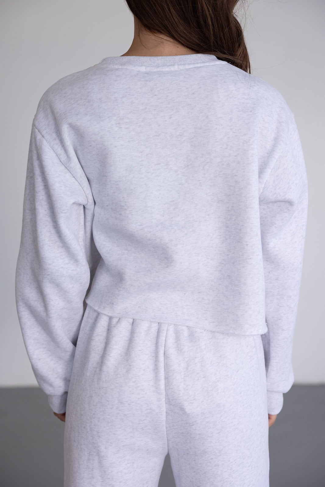 חליפת טרנינג לנשים בצבע אפור בהיר, מבט מאחור, סט אופנתי ויומיומי