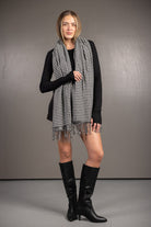 דוגמנית לובשת שמלת מיני שחורה עם צעיף משובץ ומגפיים גבוהים לנשים, אופנת חורף צעירה