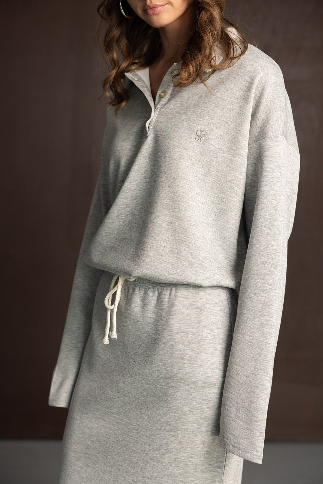 שמלת נשים אפורה ארוכה עם שרוך במותן, צווארון וכפתורים, אופנה טרנדית לנשים צעירות