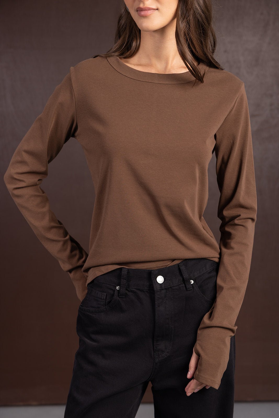 חולצת נשים ארוכה חומה עם ג׳ינס שחור, אופנה טרנדית לנשים ונערות