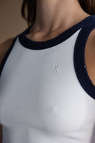 גופיית נשים אופנתית בצבע לבן עם שוליים כחולים, בד ריב, גזרה צמודה