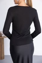 חולצת נשים שחורה עם שרוולים ארוכים, מבט מאחור, בד חלק וקלאסי לאופנה יומיומית