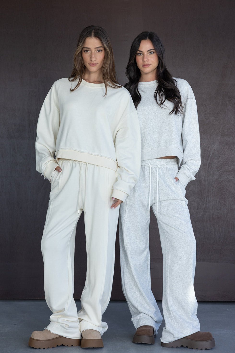 שתי נשים לובשות בגדי טרנינג אופנתיים בצבעים בהירים עם סניקרס חומות, סטייל רחוב לנשים