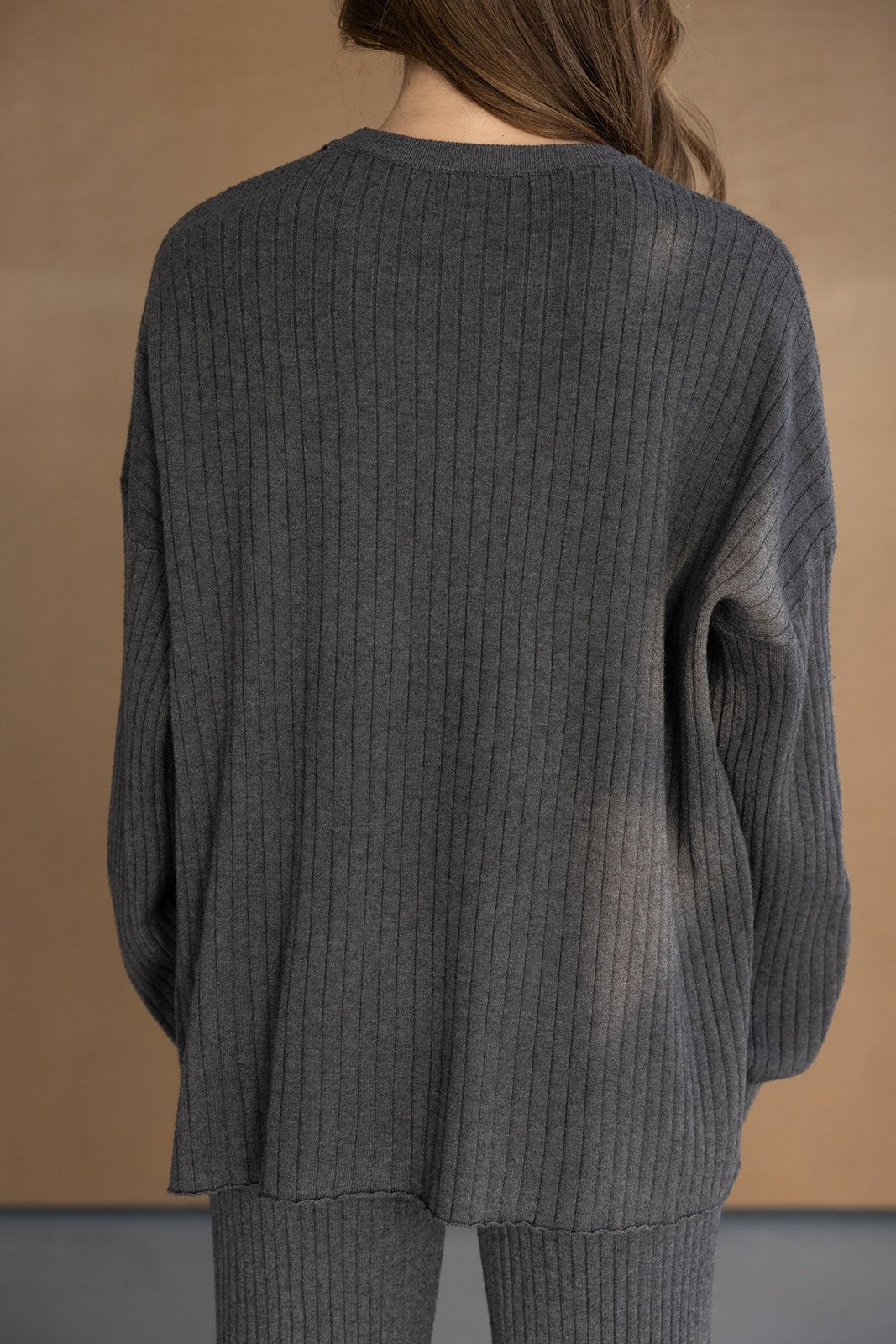 סט נשים בגוון אפור כהה, סריג ריב מחמם וטרנדי, צילום גב, אופנת חורף לנשים