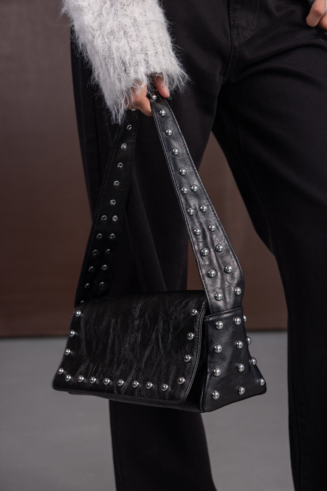 תיק צד שחור לנשים עם ניטים כסופים, אופנה עכשווית, פריט טרנדי לחורף