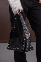 תיק צד שחור לנשים עם ניטים כסופים, אופנה עכשווית, פריט טרנדי לחורף