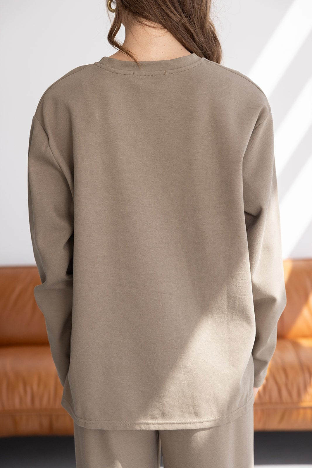 חולצת שרוול ארוך בצבע בז' לנשים, מראה אחורי, אופנת חורף לנערות בסלון מודרני