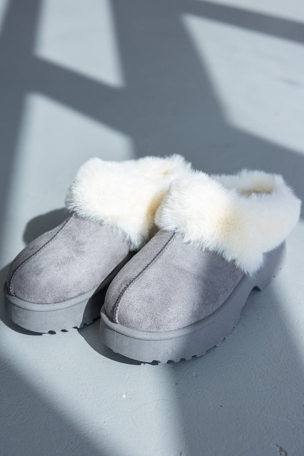 נעלי בית לנשים עם פרווה בצבע אפור, עיצוב חורפי, אופנתי ונוח