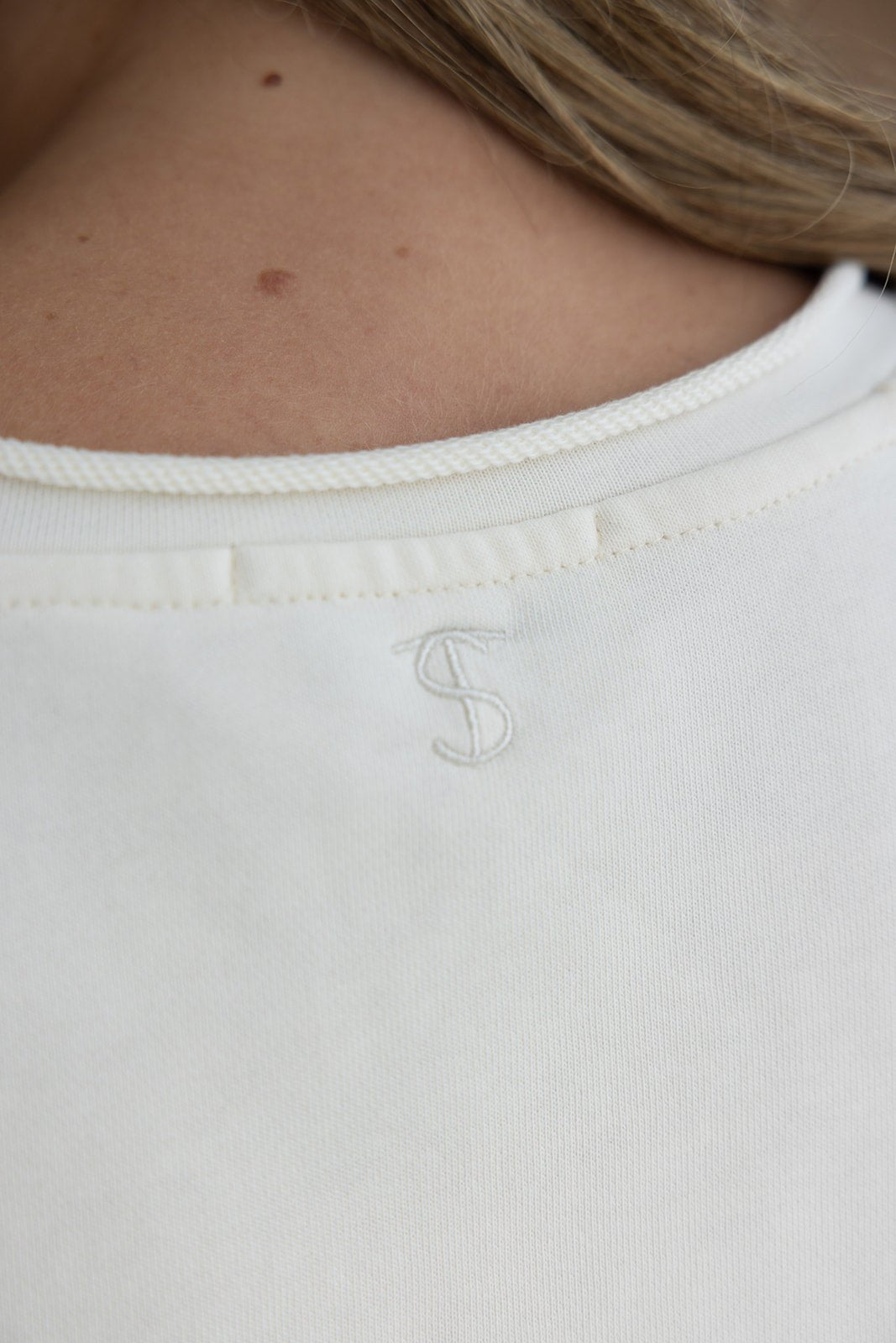 חולצה לבנה לנשים, תקריב של רקמת לוגו S בגב החולצה, אופנה לנערות