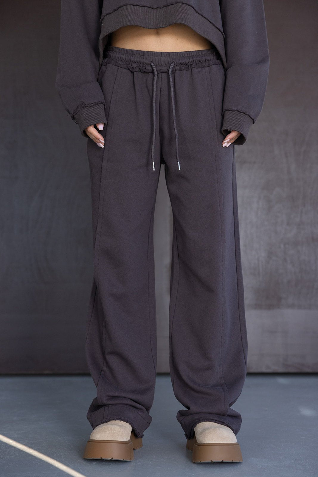 מכנסיים שחורים בגזרה רחבה עם שרוך, אופנה לנשים צעירות, סטייל קז'ואל ונוח