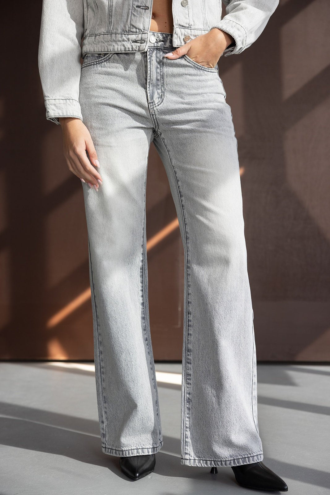 ג'ינס ישר בגזרת אורך מלא בצבע תכלת דהוי לנשים, משולב עם ז'קט ג'ינס תואם