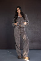 אישה לובשת סט טרנינג אופנתי לנשים בצבע חום כהה, גזרה רחבה, מושלם לחורף