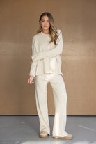 דוגמנית לובשת סט חליפת טריקו מחורץ בצבע בז', אופנה לנשים בסגנון קז'ואל חורפי