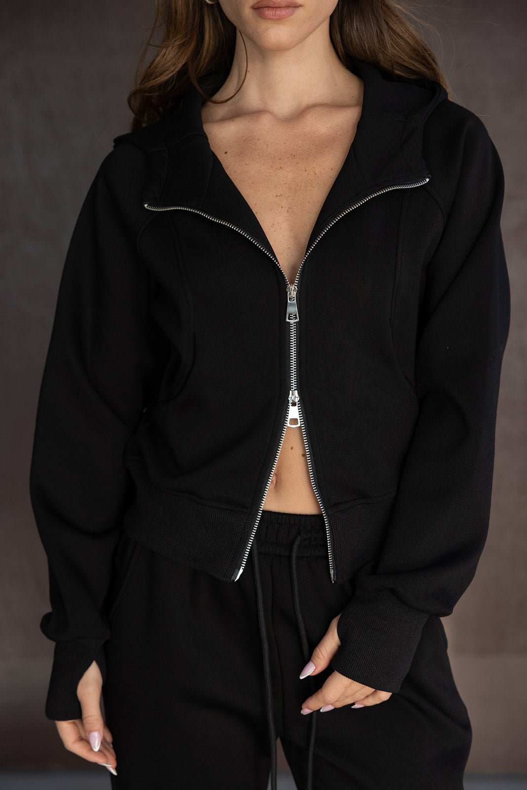 סט טרנינג לנשים בצבע שחור עם רוכסן, חולצת קפוצ׳ון ומכנסיים אופנתיים