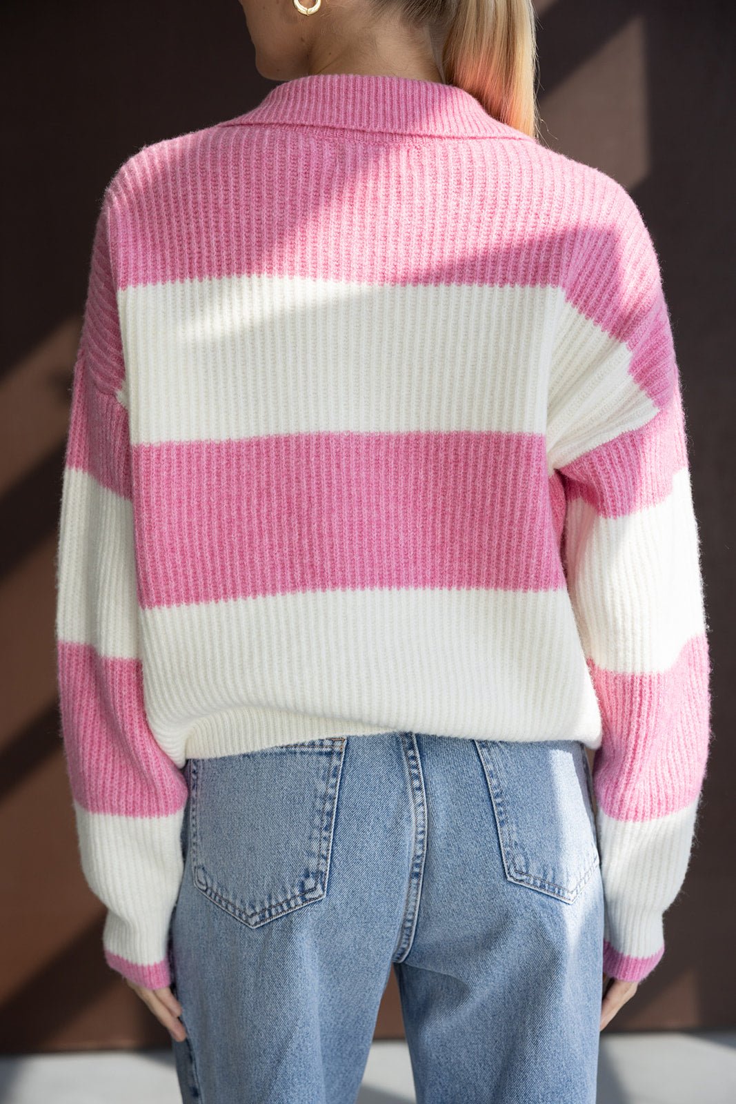 סוודר פסים ורוד ולבן עם צווארון ועיצוב מחמם, ג'ינס כחול בגזרה גבוהה, אופנת נשים חורפית