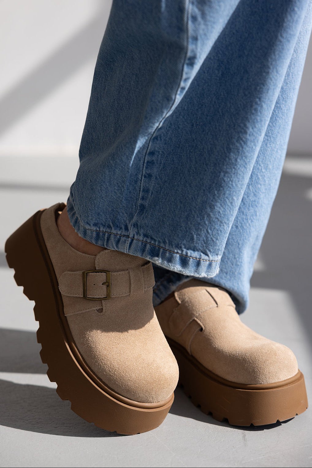 נעליים טרנדיות לנשים בז׳ עם סוליה מוגבהת, טבעת אבזם, ג׳ינס כחול