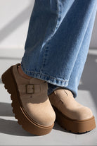 נעליים טרנדיות לנשים בז׳ עם סוליה מוגבהת, טבעת אבזם, ג׳ינס כחול