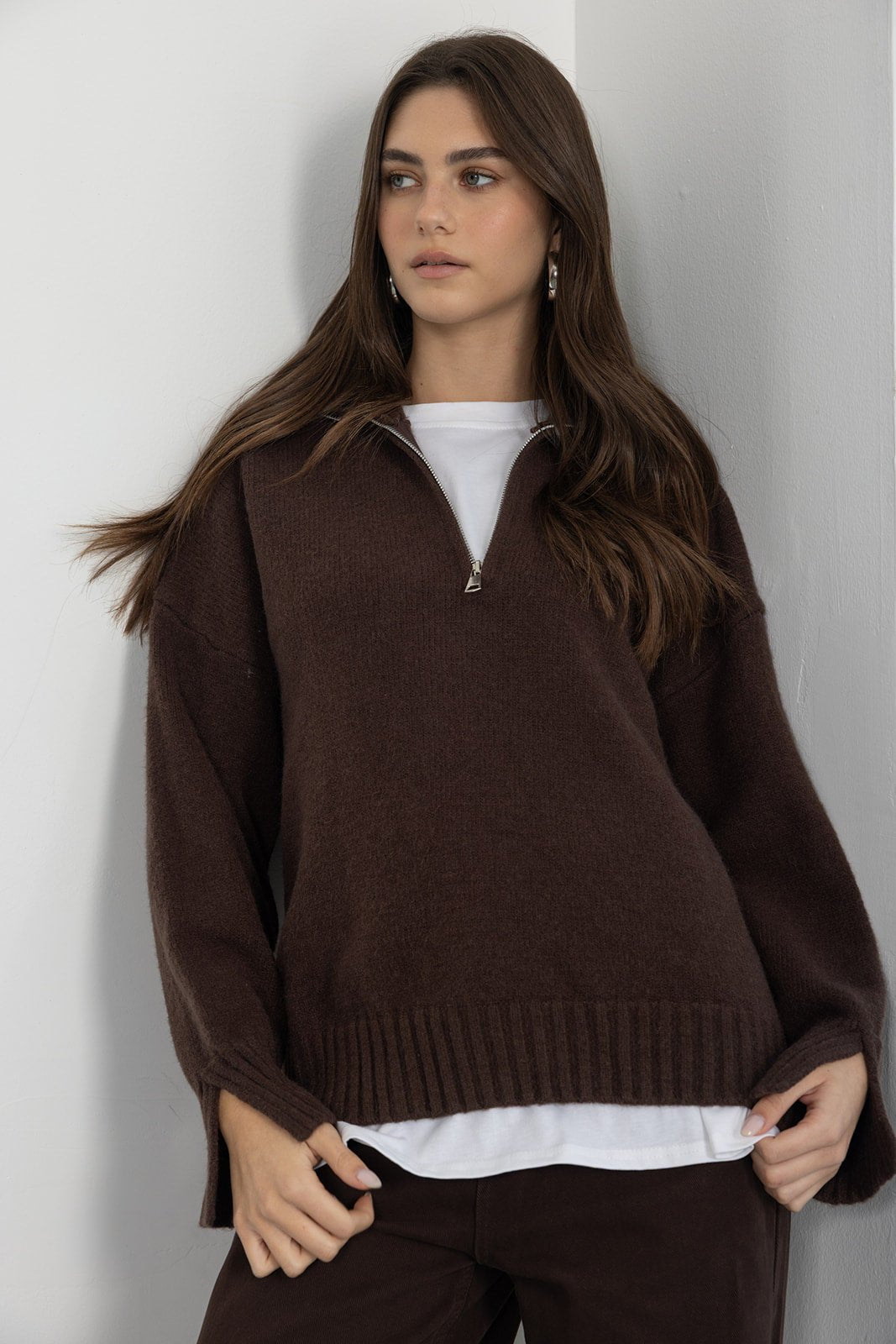 דוגמנית לובשת סוודר חום אופנתי עם רוכסן ולבוש שכבות, בגדי נשים חורף קז'ואל