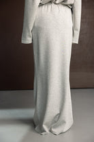 חצאית מקסי אפורה לנשים בגזרה ישרה מבד נוח, מצולמת על רקע חום