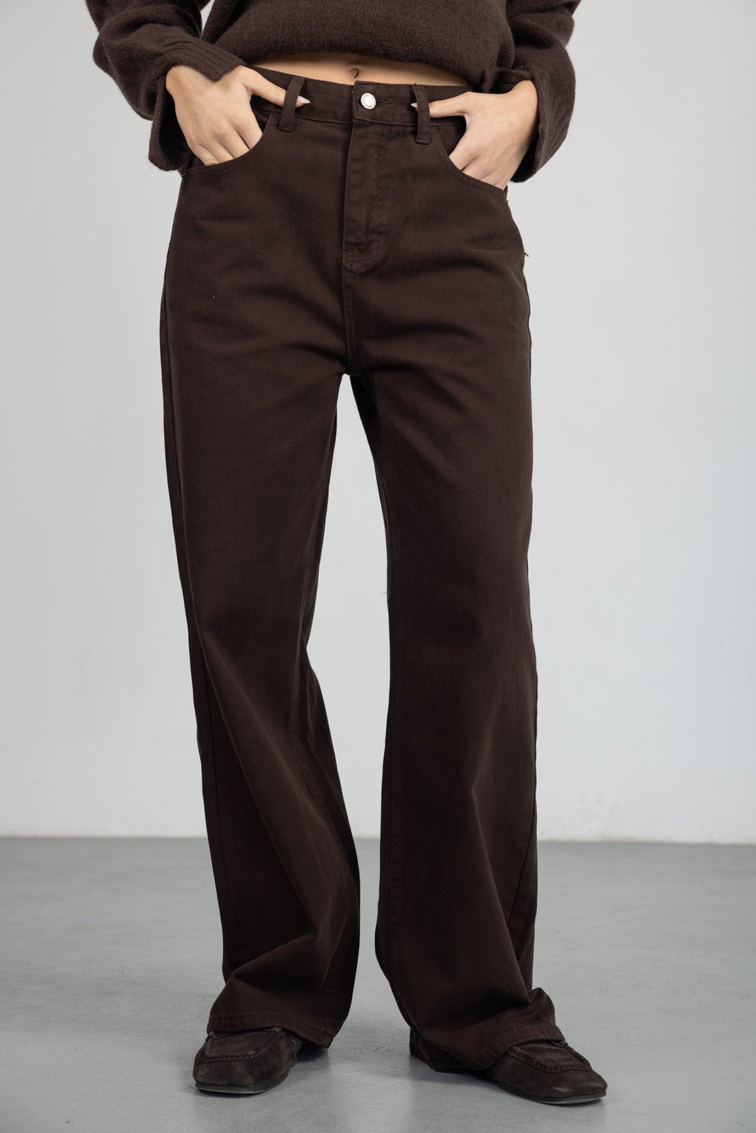 מכנסיים רחבים בגזרה גבוהה לנשים בצבע חום כהה, לוק קז'ואל אופנתי