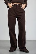 מכנסיים רחבים בגזרה גבוהה לנשים בצבע חום כהה, לוק קז'ואל אופנתי