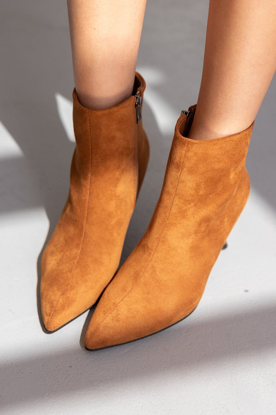 מגפי נשים חום קמל מעור זמש עם עקב נמוך, סגירה ברוכסן ועיצוב חוד מחודד