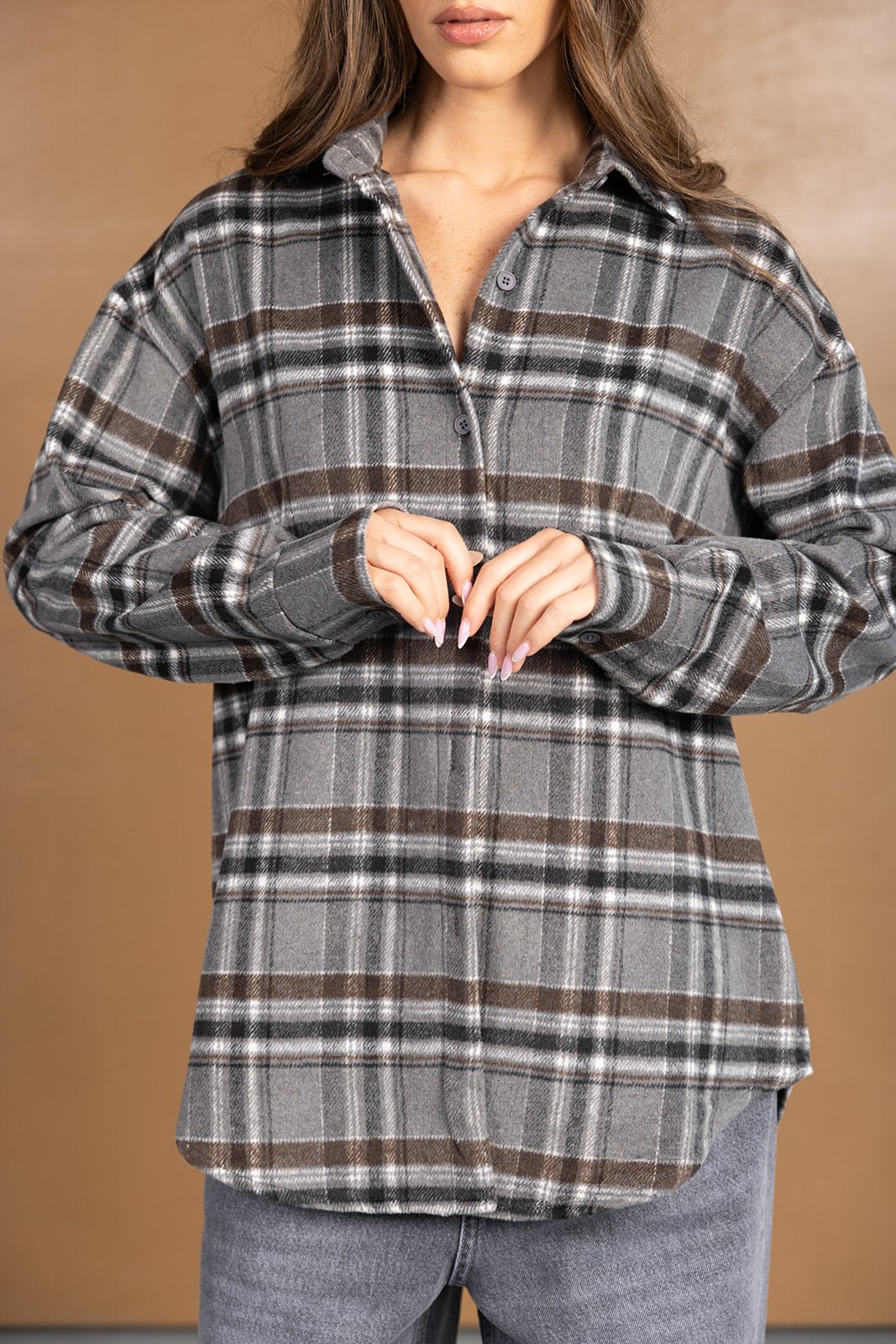 חולצה משובצת לנשים בגווני אפור וחום, מכופתרת, בסגנון קז'ואל אופנתי