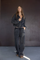 דוגמנית לובשת סט חליפת טרנינג נשים בצבע שחור גזי, מכנסיים רחבים וז'קט עם רוכסן, אופנת רחוב צעירה