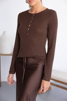 חולצת נשים חום כהה עם כפתורים ושרוול ארוך, חצאית תואמת, אופנת נשים עדכנית