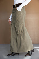 חצאית מקסי קארגו ירוקה עם כיסים, חגורה חומה ומגפונים חומים לאופנת נשים