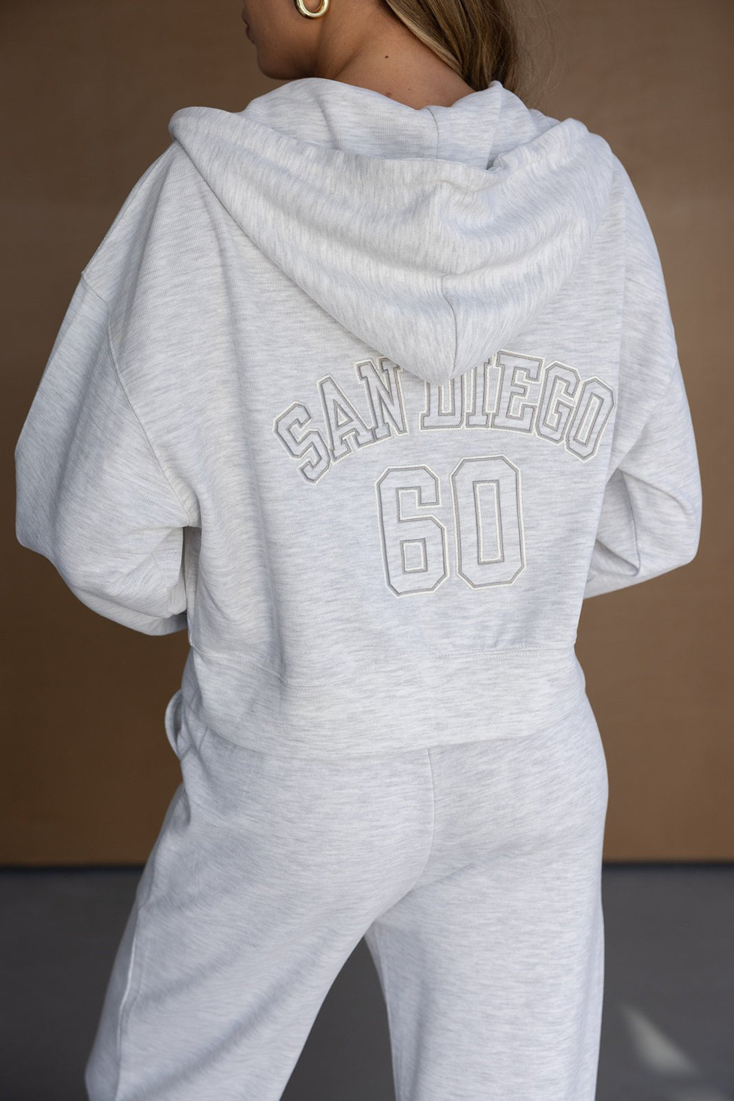 סט קפוצ'ון ומכנסיים אפור עם כיתוב SAN DIEGO 60 לאופנה לנשים ונערות
