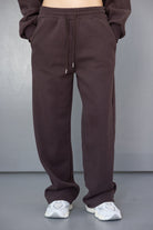 מכנסי טרנינג נשים בצבע חום כהה עם מותן אלסטית וכיסים, אופנת רחוב ונעליים לבנות