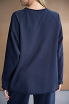 סווטשירט נשים בצבע כחול כהה עם גזרה רחבה, מבט מאחור, שרוולים ארוכים, אופנת נשים עדכנית