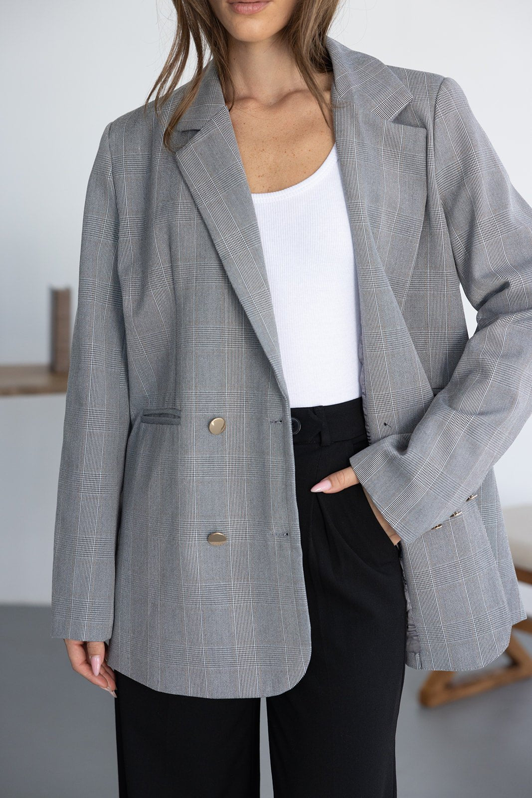 בלייזר משבצות אפור עם כפתורים זהב לנשים, טופ לבן ומכנס שחור, אופנת נשים עדכנית