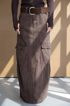 חצאית ג'ינס חום לנשים עם כיסי צד ומחזיק חגורה, אופנת רחוב מודרנית