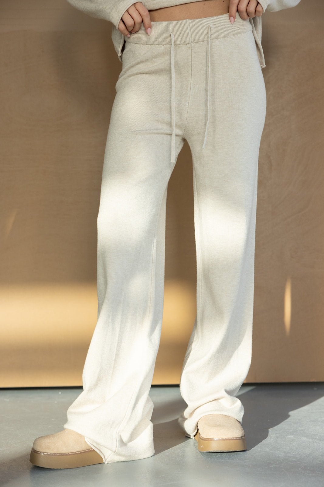 מכנסי טרנינג נשים בצבע בז' עם שרוך, גזרה רחבה, נעלי בית בז' לצעירות אופנתיות