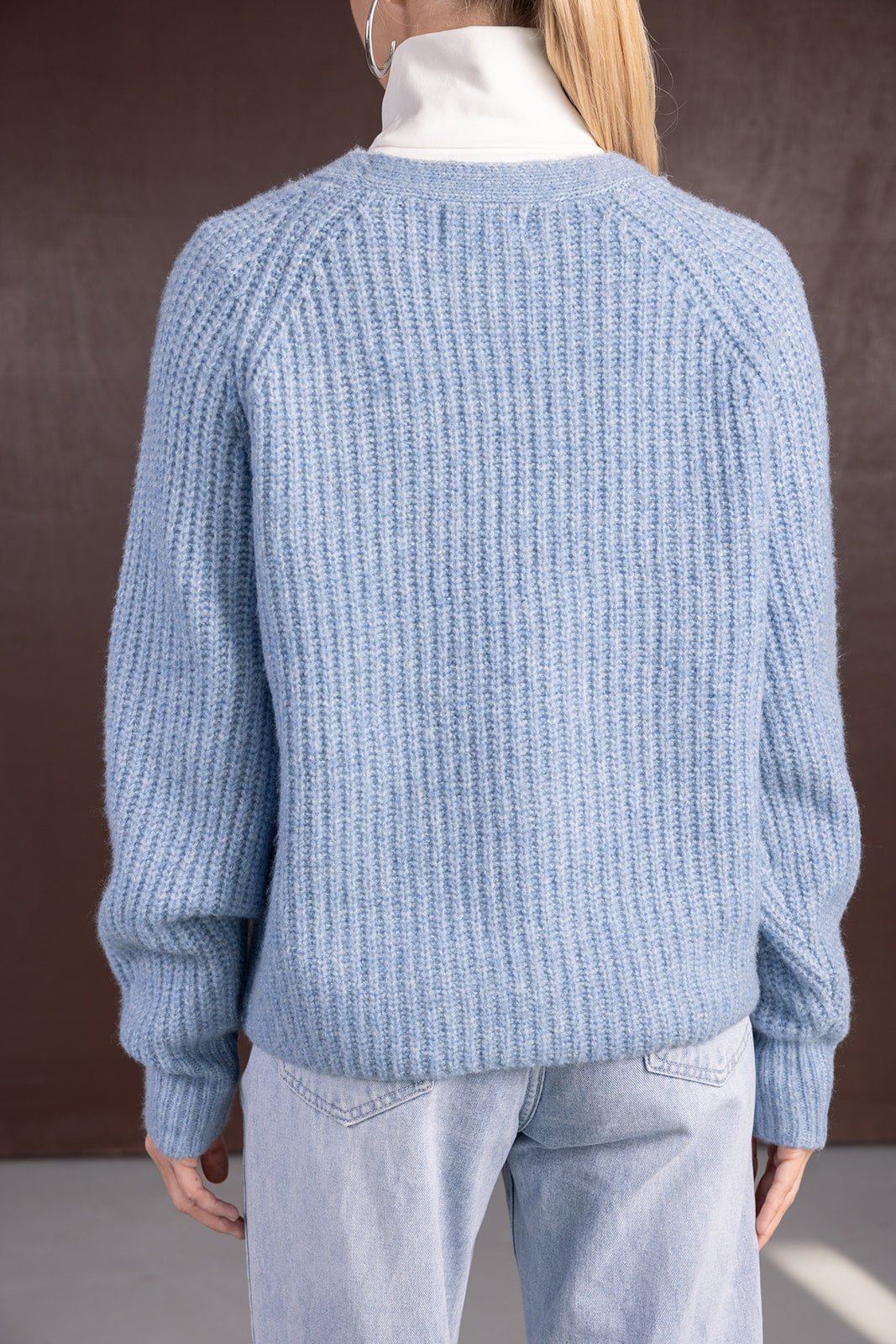 ג׳קט סריג כחול לנשים, עם צווארון גבוה, ג׳ינס בהיר, אופנת חורף לנערות