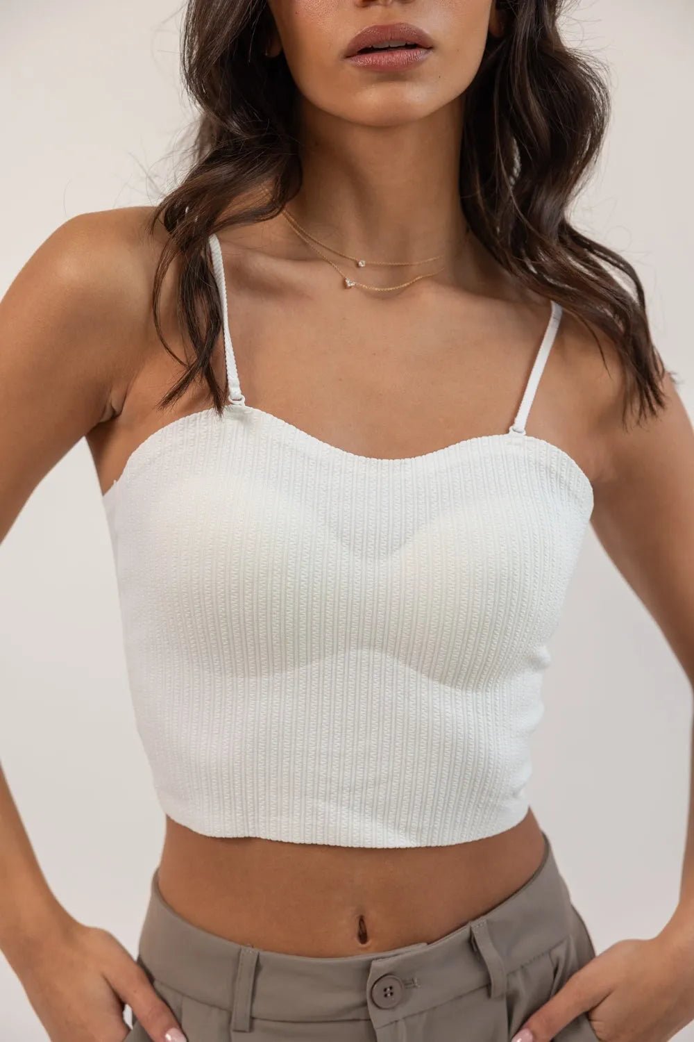 גופיית ריב לבנה עם כתפיות דקות לאישה, מראה קייצי ואופנתי לצעירות