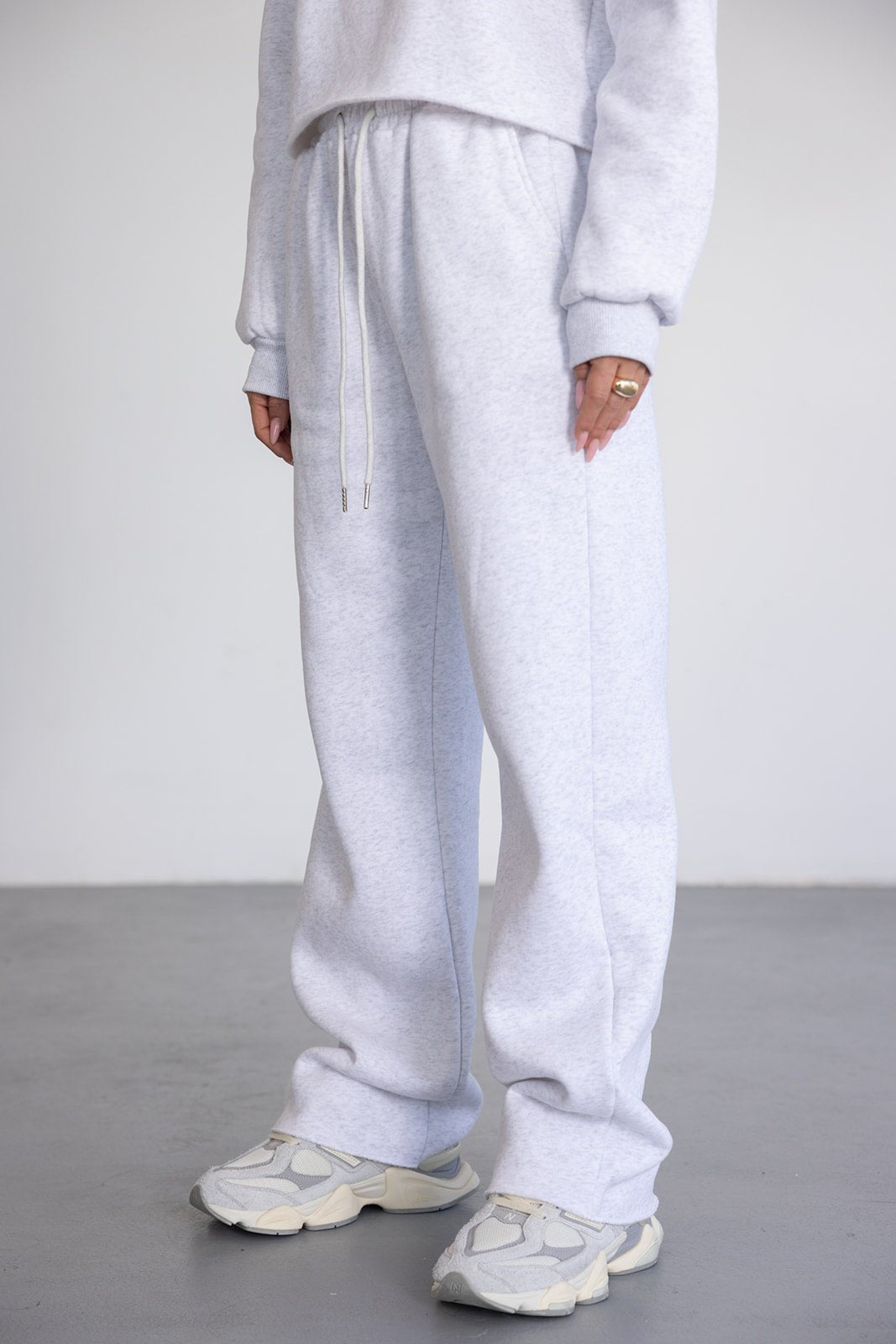 מכנסי טרנינג אפורים רחבים לנשים עם שרוך, לוק נוח וסטייל יומיומי אופנתי