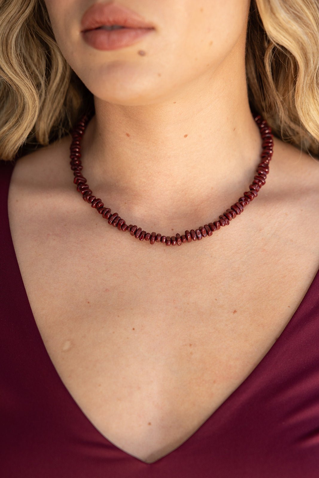 שרשרת חרוזים בורדו לאישה עם שמלה סגולה, תכשיט אופנתי לנשים