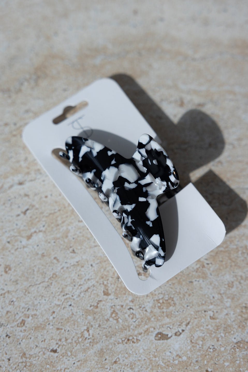 סיכת ראש קליפס לנשים בדוגמת שחור לבן אקרילי, אביזר אופנה לשיער, צילום על רקע בהיר