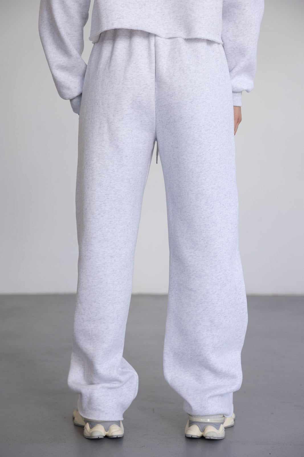 מכנסי טרנינג נשים בגזרה רחבה בצבע אפור בהיר, מבד נעים, אופנת רחוב לנערות