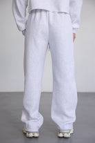 מכנסי טרנינג נשים בגזרה רחבה בצבע אפור בהיר, מבד נעים, אופנת רחוב לנערות