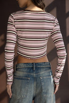 חולצת קרופ פסים ורודה וחומה עם שרוולים ארוכים, ג'ינס רחב לנשים, אופנת קיץ צעירה