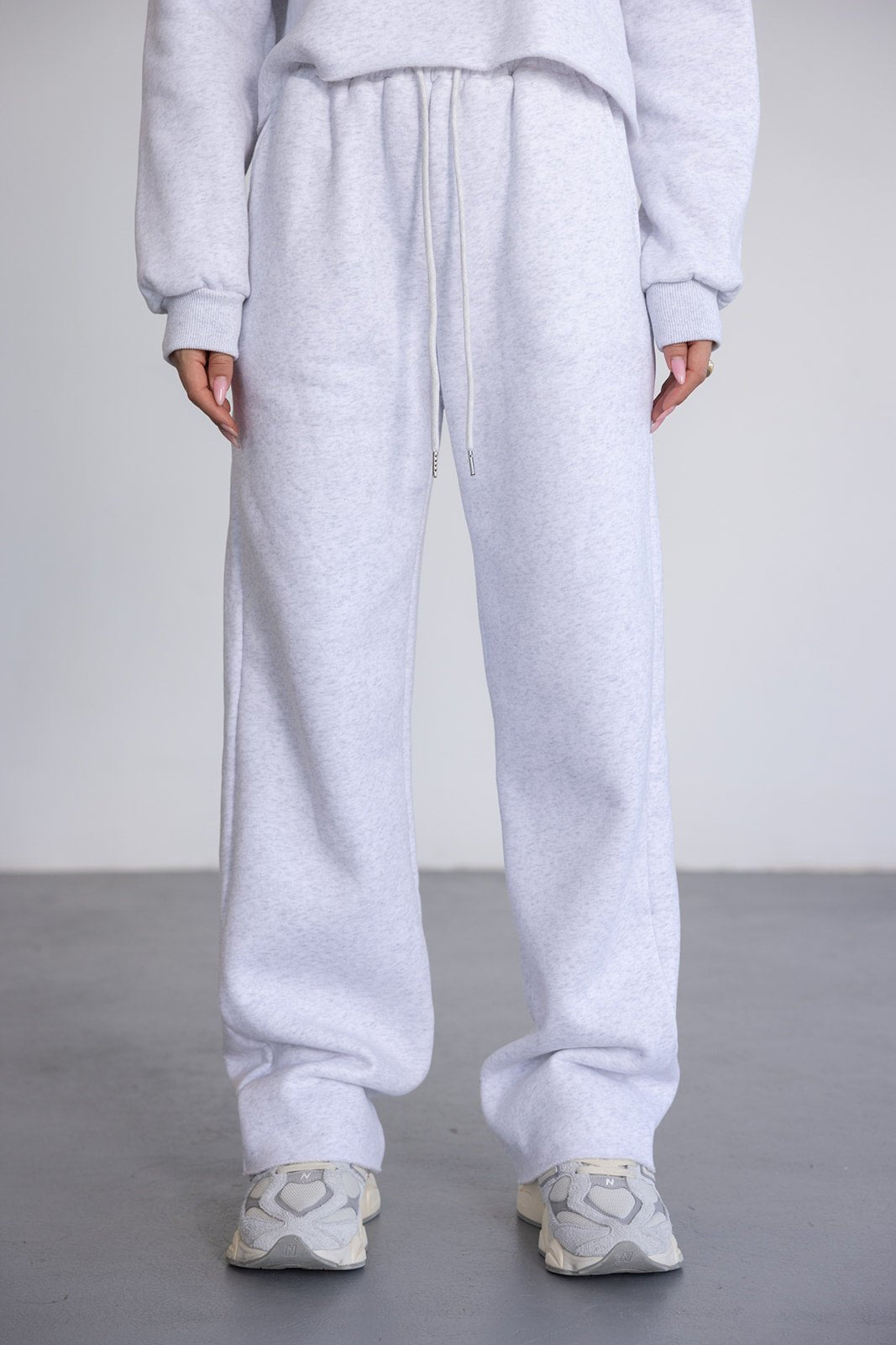 מכנסי סווטשירט אפורים רחבים עם שרוך נשים אופנה צעירה ונעליים ספורטיביות