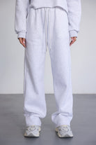 מכנסי סווטשירט אפורים רחבים עם שרוך נשים אופנה צעירה ונעליים ספורטיביות